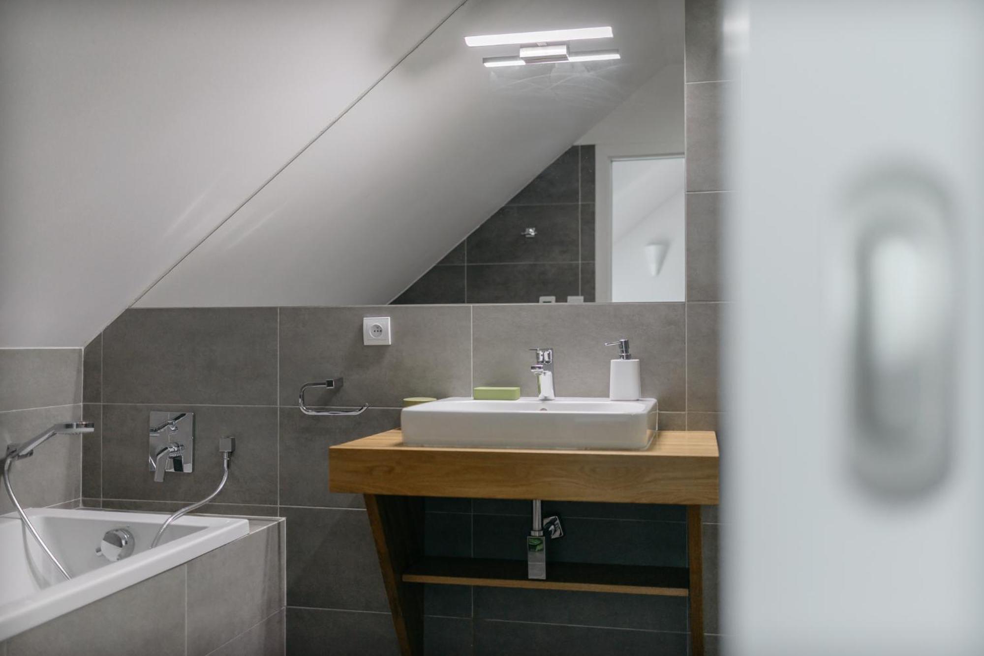 Roy 2 Bdr Apartment With Prague Castle View, Parking & Ac Zewnętrze zdjęcie