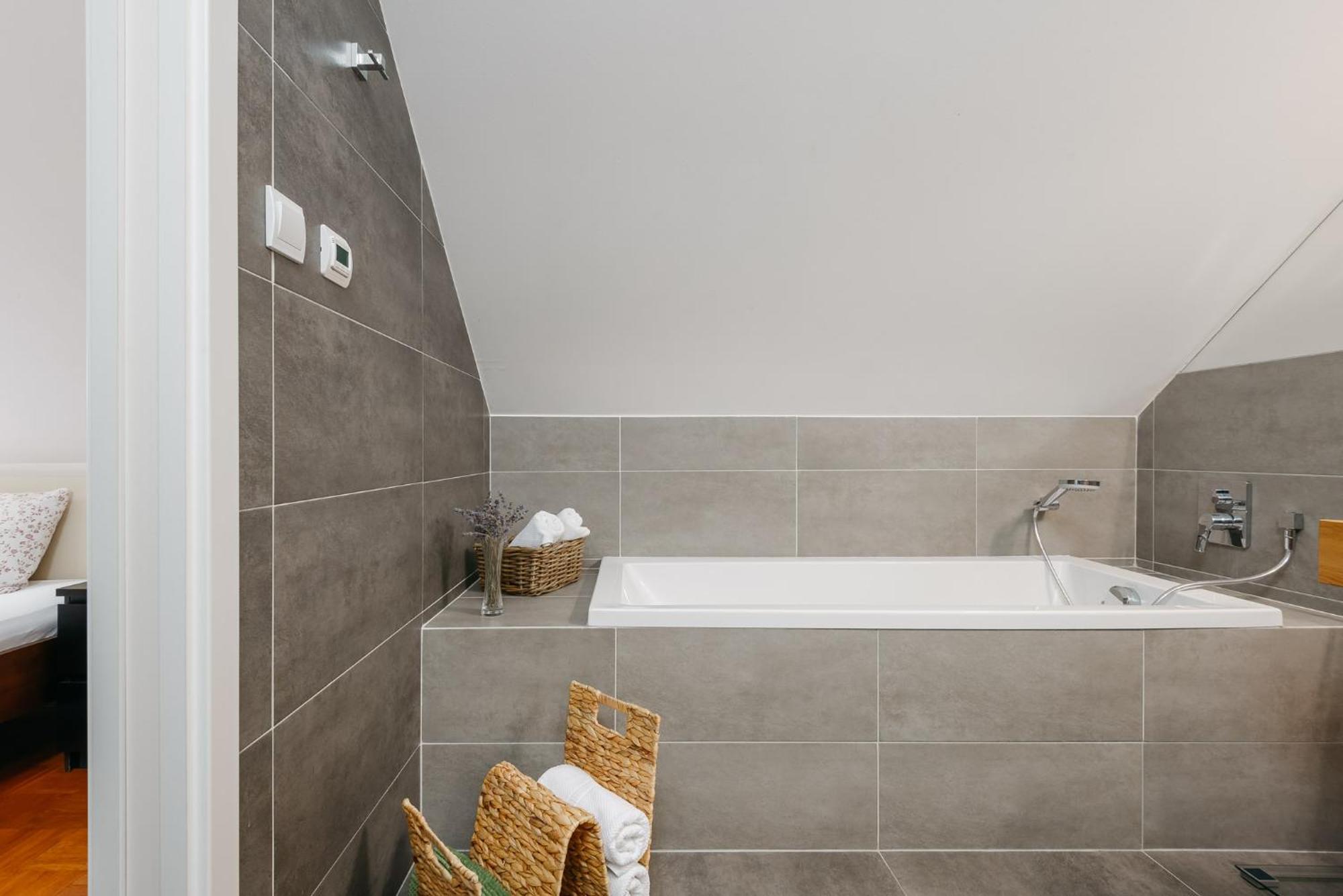 Roy 2 Bdr Apartment With Prague Castle View, Parking & Ac Zewnętrze zdjęcie