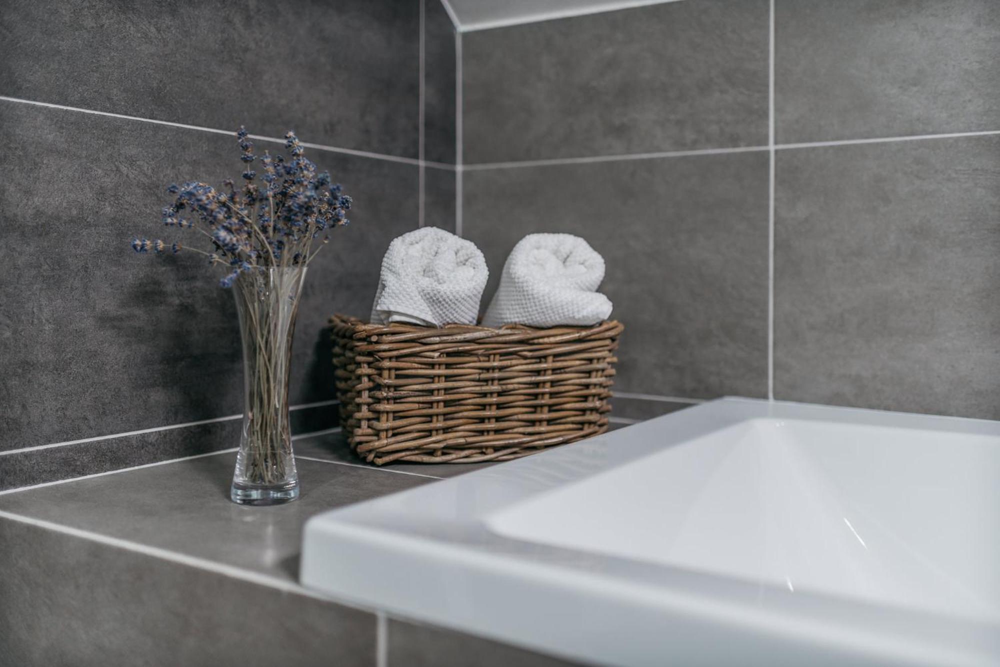 Roy 2 Bdr Apartment With Prague Castle View, Parking & Ac Zewnętrze zdjęcie